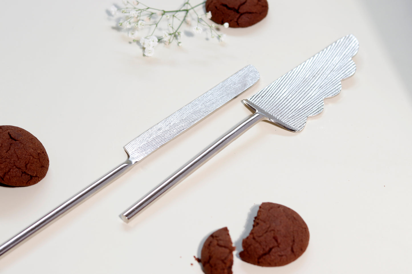 Silver linear cake server and knife set with textured surface.