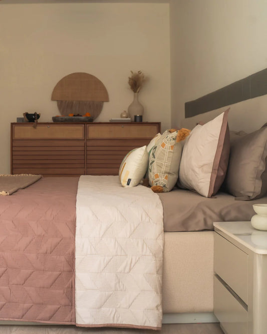 Quilted reversible bedspread in brandy rose and ivory color.