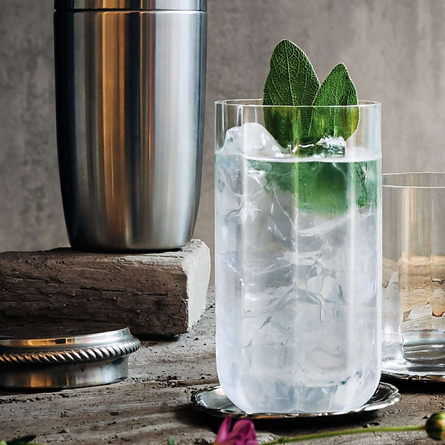 Jazz Long Drink tumbler with ice and leaves, part of the Mixology set