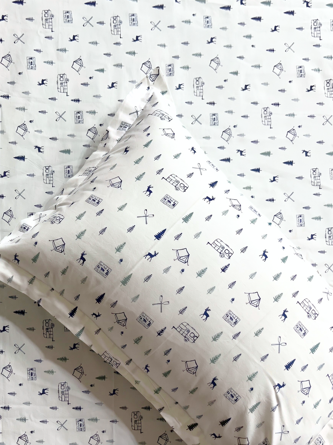 Santa Tales Ivory Printed Cotton Kids Bedsheet Set - Elysian Home Decor