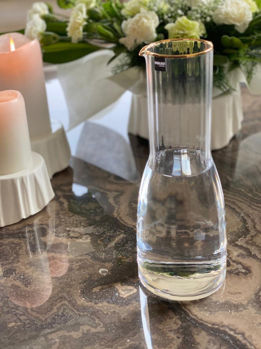 Elegant clear glass Vidrio Jug with gold rim detail, perfect for serving.