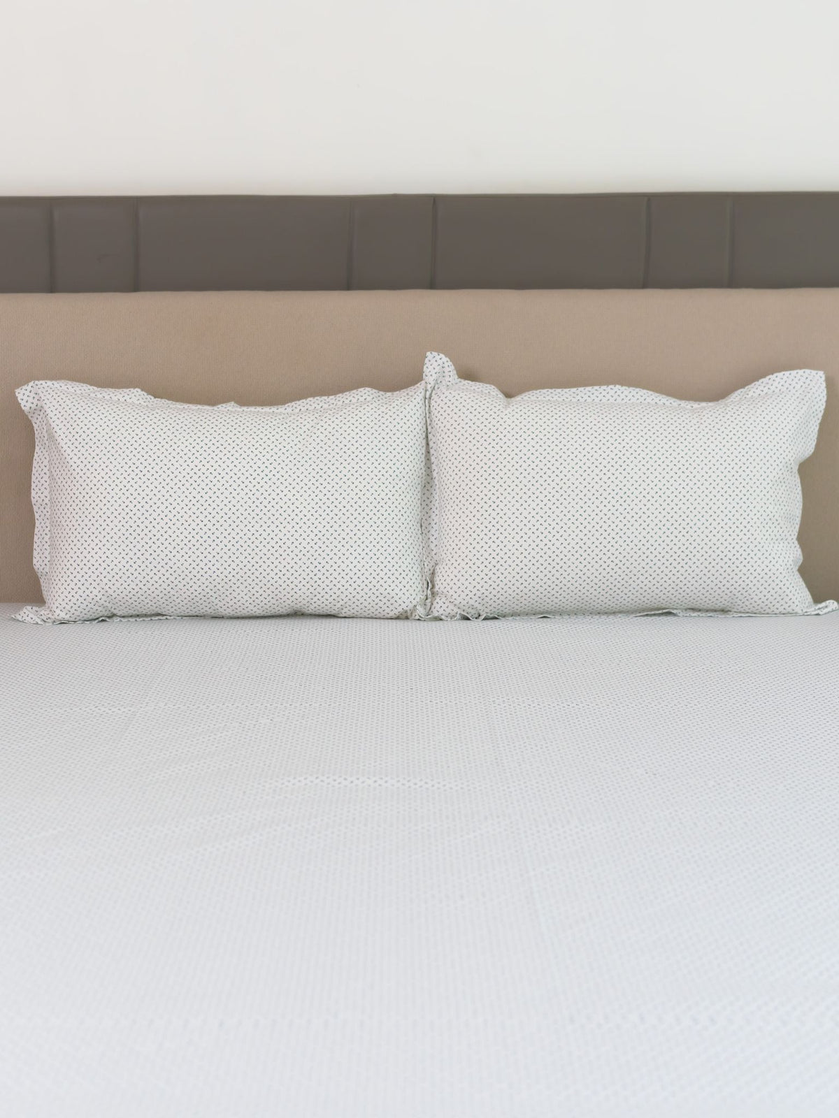 Nauti Crew Ivory Printed Cotton Bedsheet Set - Elysian Home Decor